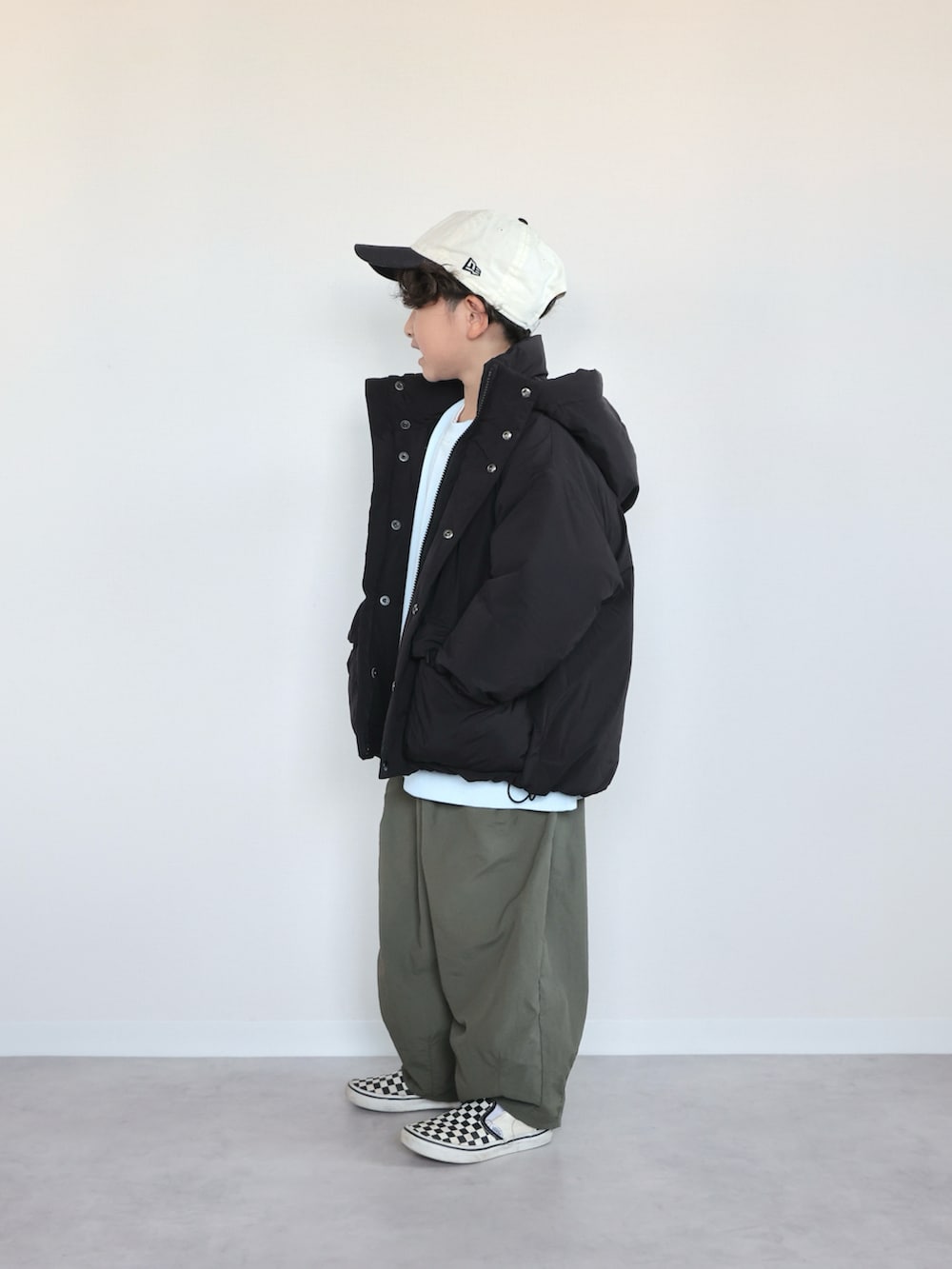 グリーン系のその他パンツ、ブルー系のスウェット、ブラック系のダウンジャケット/コートを着用したキッズの秋コーディネートの2枚目の写真