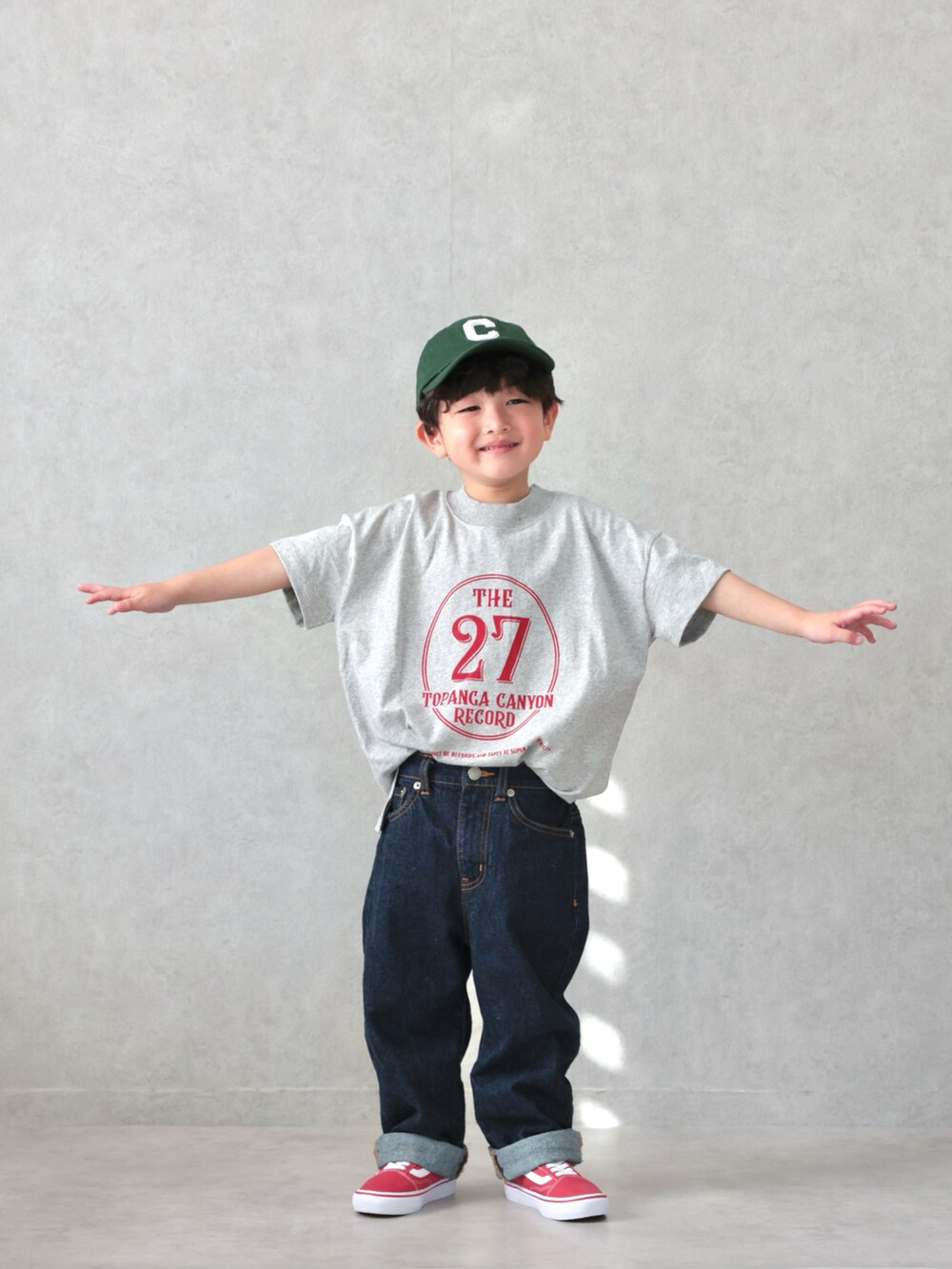 ブラウン系のブルゾン、グレー系のTシャツ/カットソー、ブルー系のデニムパンツを着用したキッズの春コーディネートの5枚目の写真