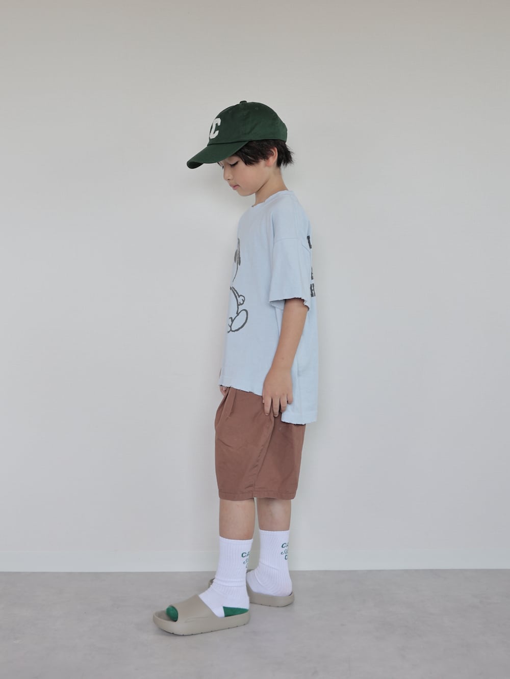 ブルー系のTシャツ/カットソー、ブラウン系のその他パンツ、ブラウン系のバックパック/リュックを着用したキッズの夏コーディネートの4枚目の写真