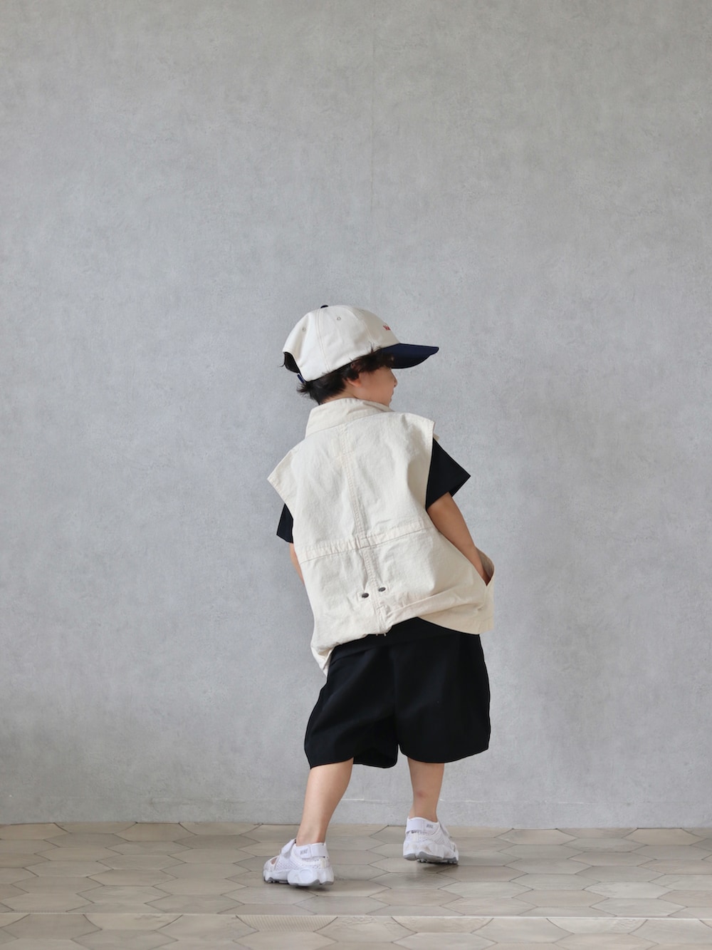 ホワイト系のベスト、ブラック系のTシャツ/カットソー、ブラック系のその他パンツを着用したキッズの夏コーディネートの5枚目の写真
