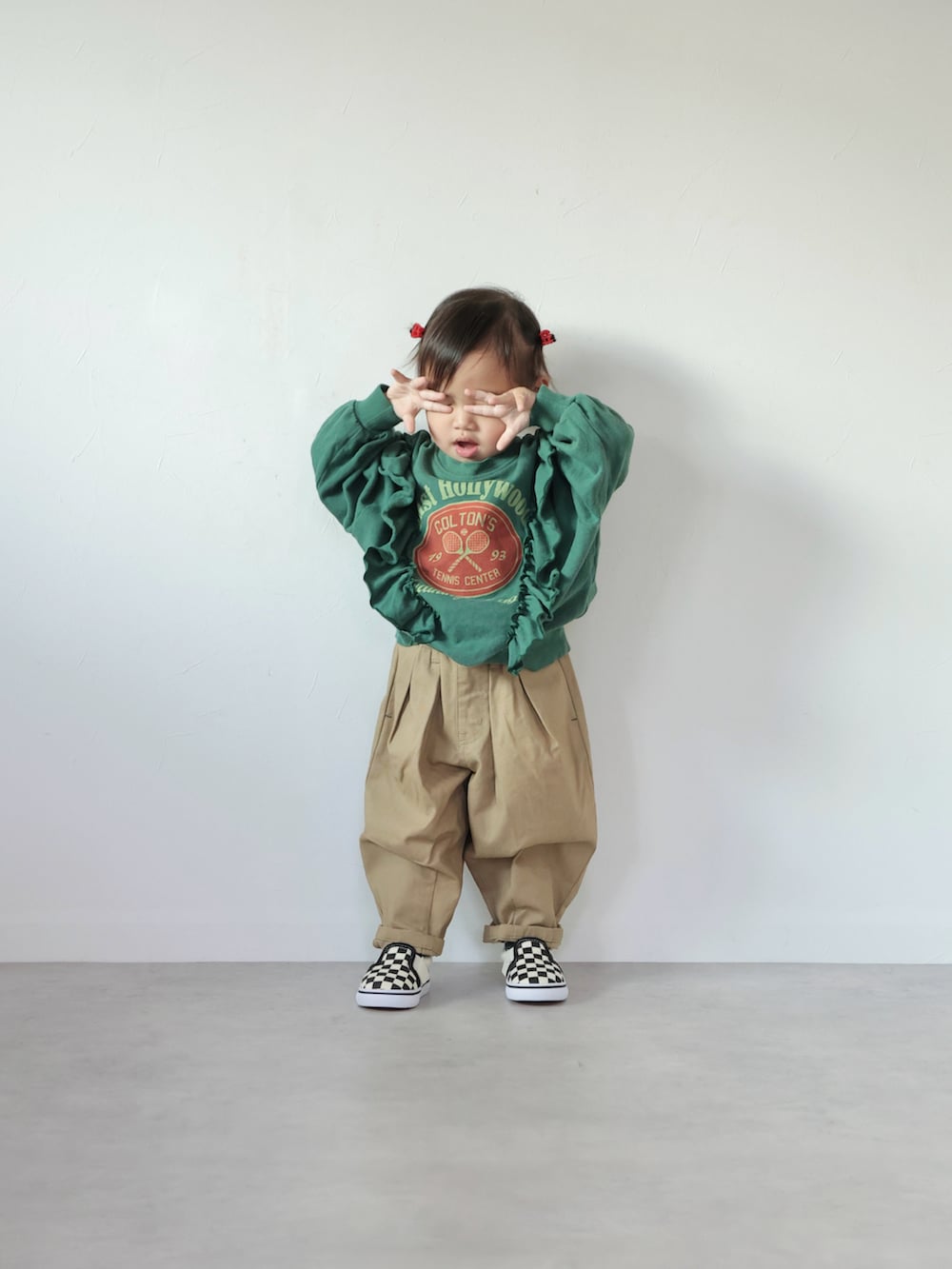 グリーン系のスウェット、ベージュ系のその他パンツ、ブラック系のスニーカーを着用したキッズの冬コーディネートの4枚目の写真