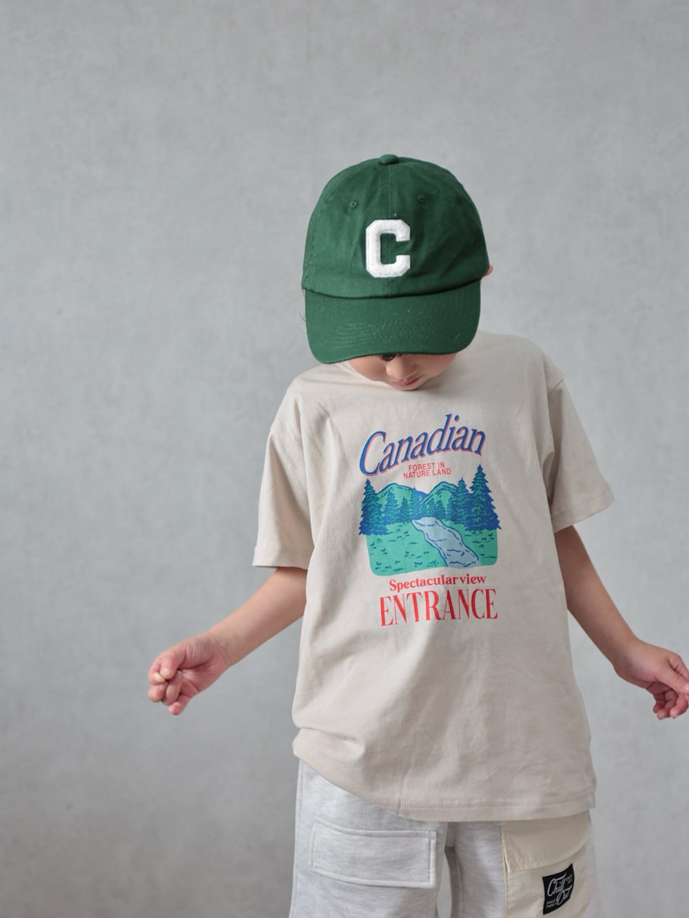 ベージュ系のTシャツ/カットソー、ベージュ系のその他パンツ、ベージュ系のシューズを着用したキッズの春コーディネートの4枚目の写真