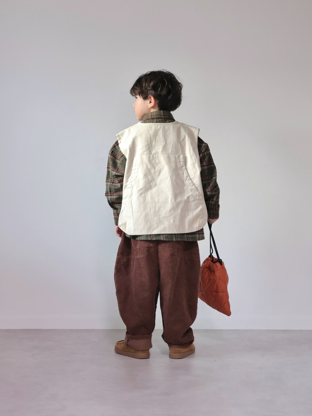 グリーン系のシャツ/ブラウス、ホワイト系のベスト、ホワイト系のTシャツ/カットソーを着用したキッズの冬コーディネートの3枚目の写真