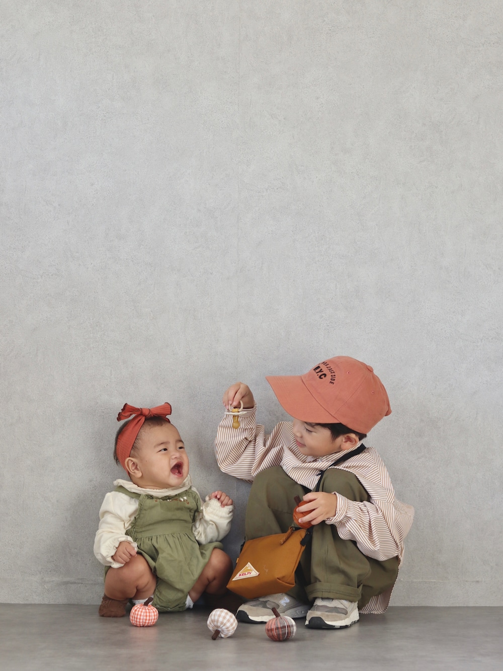 イエロー系のシャツ/ブラウス、グリーン系のカーゴパンツ、グレー系のシューズを着用したキッズの秋コーディネートの2枚目の写真