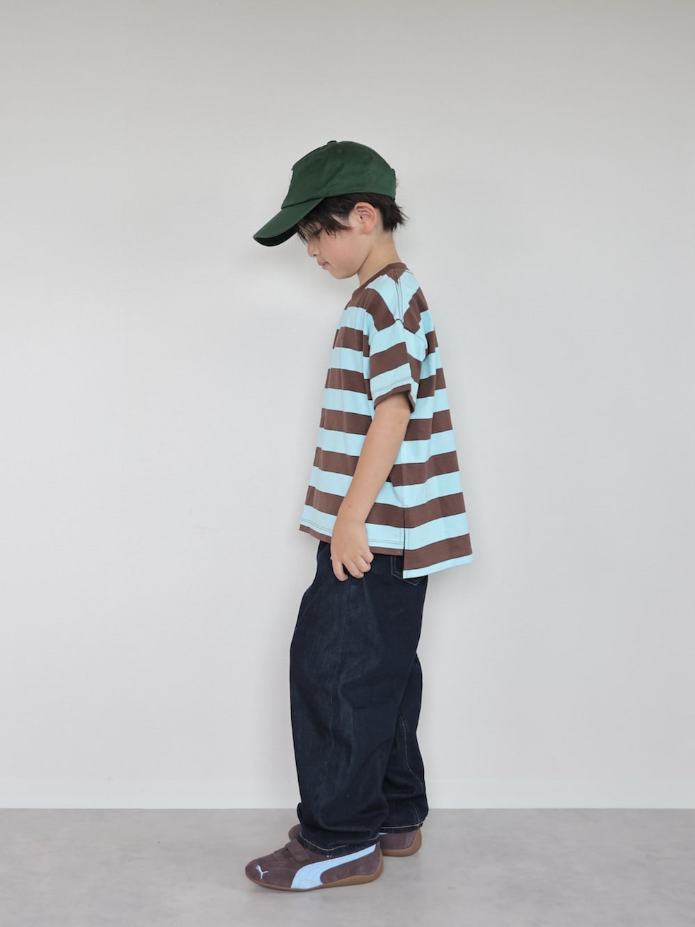ブルー系のTシャツ/カットソー、ブルー系のパンツ、ブルー系のボディバッグ/ウエストポーチを着用したキッズの夏コーディネートの2枚目の写真