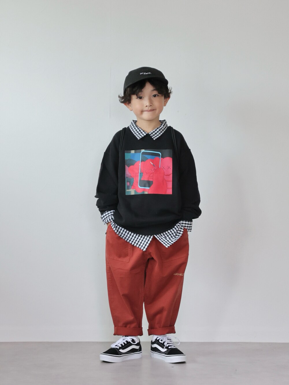 ブラック系のスウェット、ブラック系のシャツ/ブラウス、レッド系のその他パンツを着用したキッズの秋コーディネートの5枚目の写真