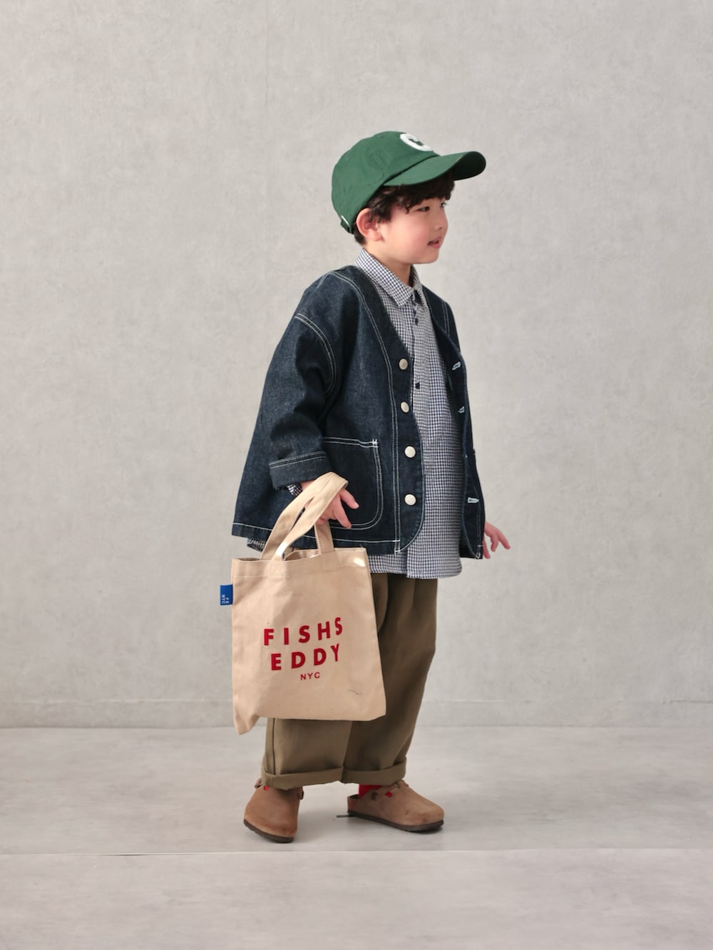 ブルー系のカバーオール、ブルー系のシャツ/ブラウス、グリーン系のパンツを着用したキッズの春コーディネートの2枚目の写真