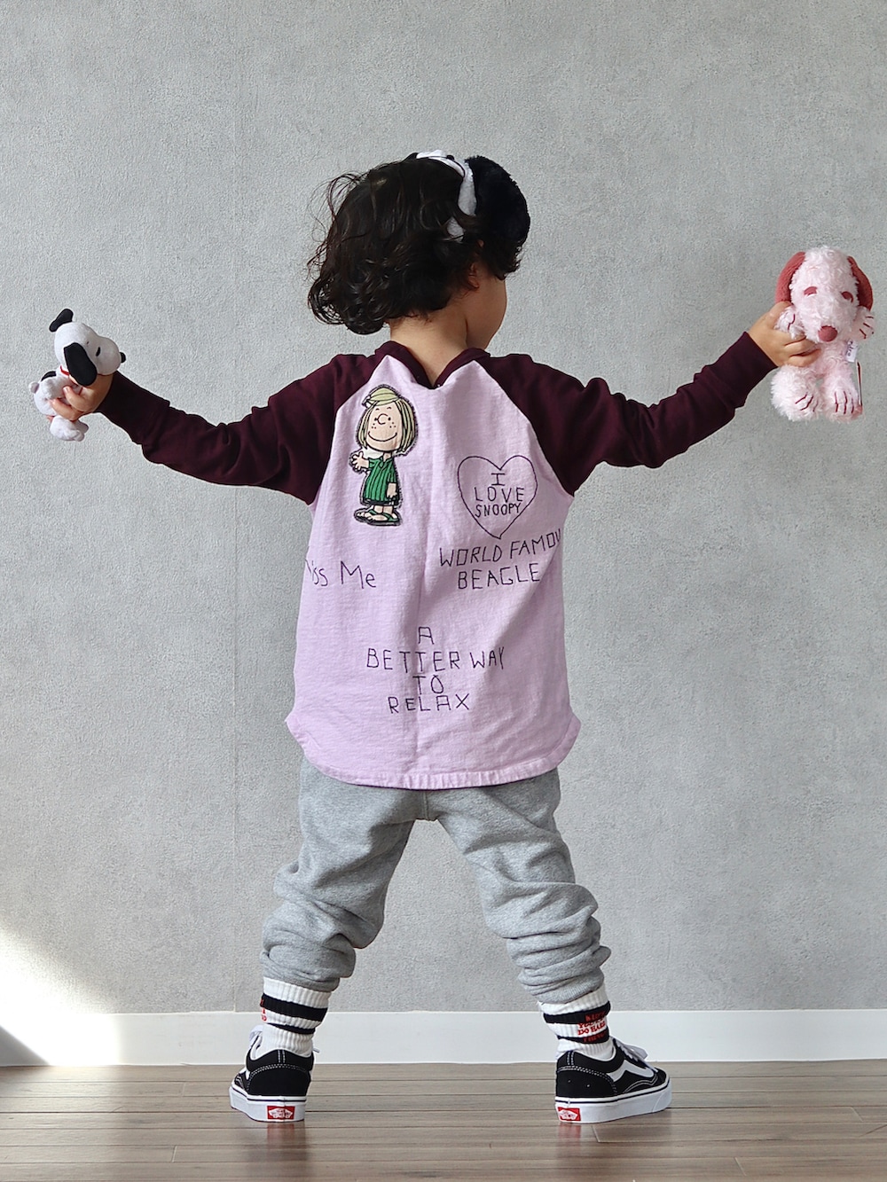 ピンク系のTシャツ/カットソー、グレー系のスウェットパンツ、ブラック系のスニーカーを着用したキッズの冬コーディネートの5枚目の写真