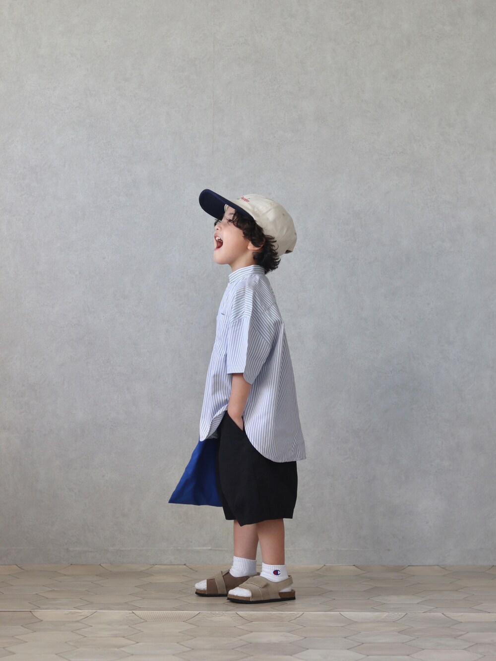 ブルー系のシャツ/ブラウス、ブラック系のその他パンツ、ベージュ系のサンダルを着用したキッズの夏コーディネートの2枚目の写真