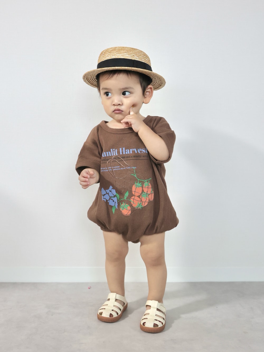 ブラウン系のTシャツ/カットソー、ホワイト系のその他パンツ、ブラウン系のサンダルを着用したキッズの夏コーディネートの4枚目の写真