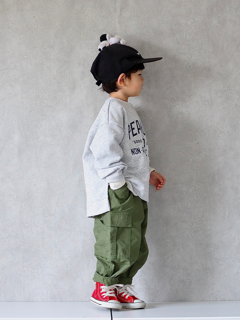 グレー系のスウェット、ホワイト系のTシャツ/カットソー、グリーン系のカーゴパンツを着用したキッズの春コーディネートの4枚目の写真