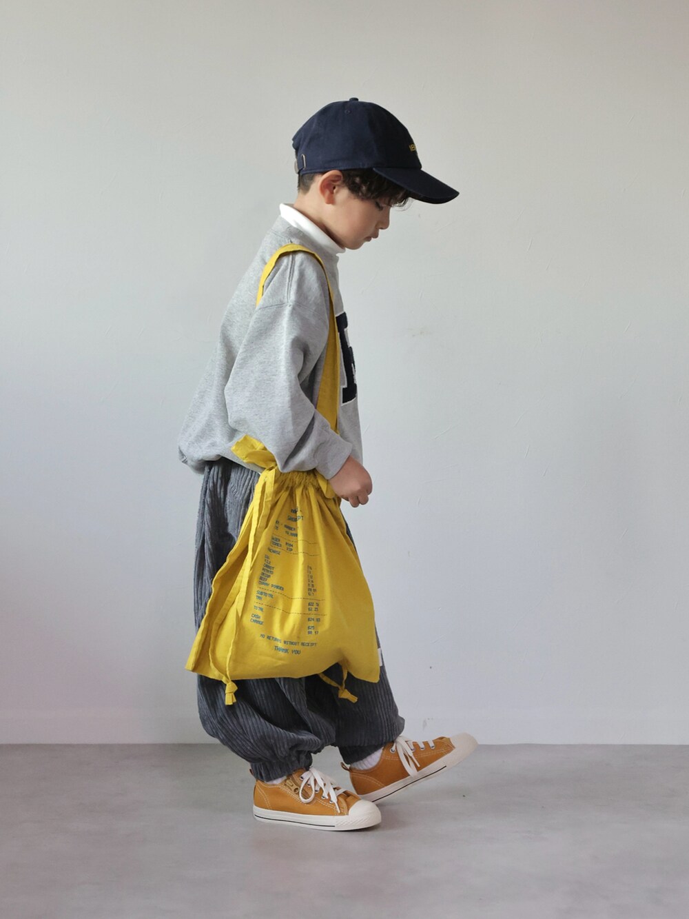 グレー系のスウェット、ホワイト系のTシャツ/カットソー、グレー系のその他パンツを着用したキッズの秋コーディネートの2枚目の写真