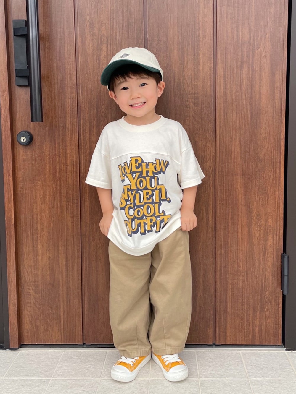 ホワイト系のTシャツ/カットソー、ベージュ系のその他パンツ、イエロー系のスニーカーを着用したキッズの夏コーディネートの2枚目の写真