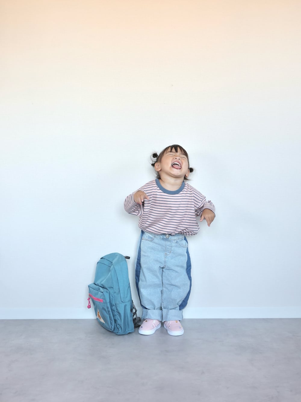 ピンク系のTシャツ/カットソー、ブルー系のデニムパンツ、ピンク系のスニーカーを着用したキッズの秋コーディネートの2枚目の写真