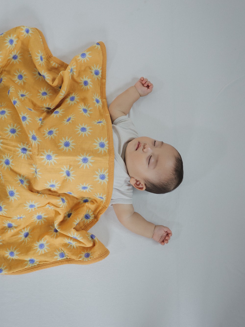 オレンジ系のシャツ/ブラウス、オレンジ系のその他パンツ、その他のその他を着用したキッズの秋コーディネートの5枚目の写真