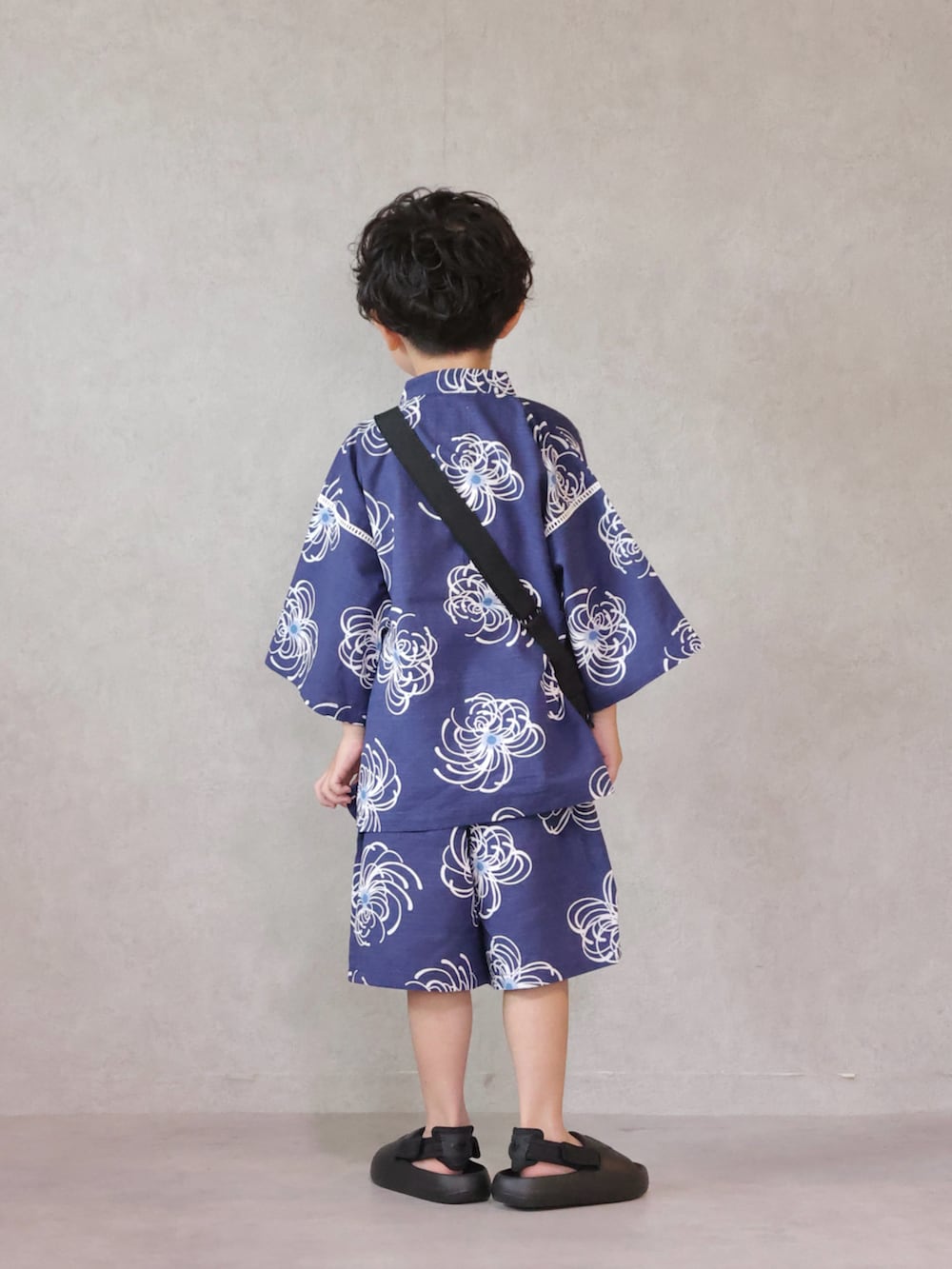 ベージュ系のサンダル、ベージュ系のショルダーバッグ、その他の帽子を着用したキッズの夏コーディネートの5枚目の写真