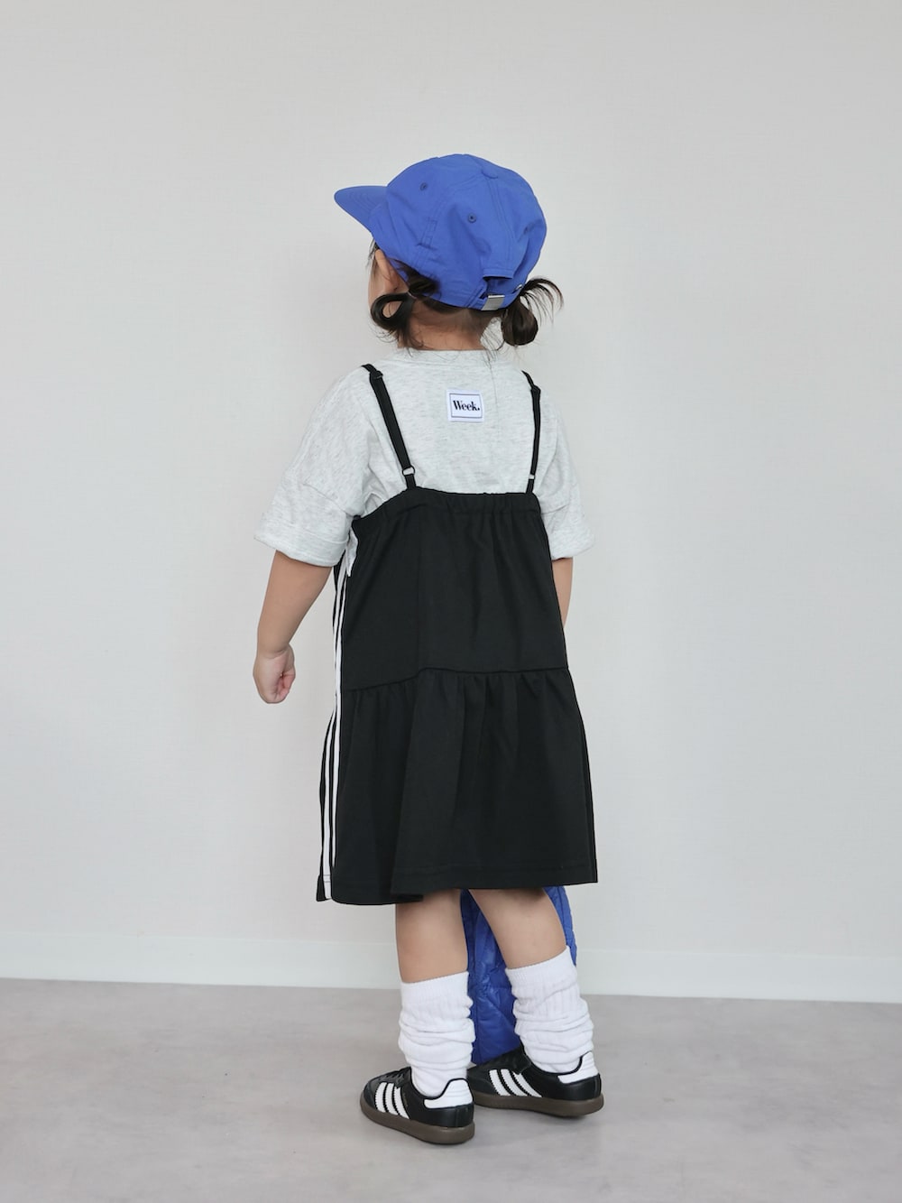 その他のTシャツ/カットソー、ブラック系のチュニック、ブラック系のスニーカーを着用したキッズの夏コーディネートの3枚目の写真