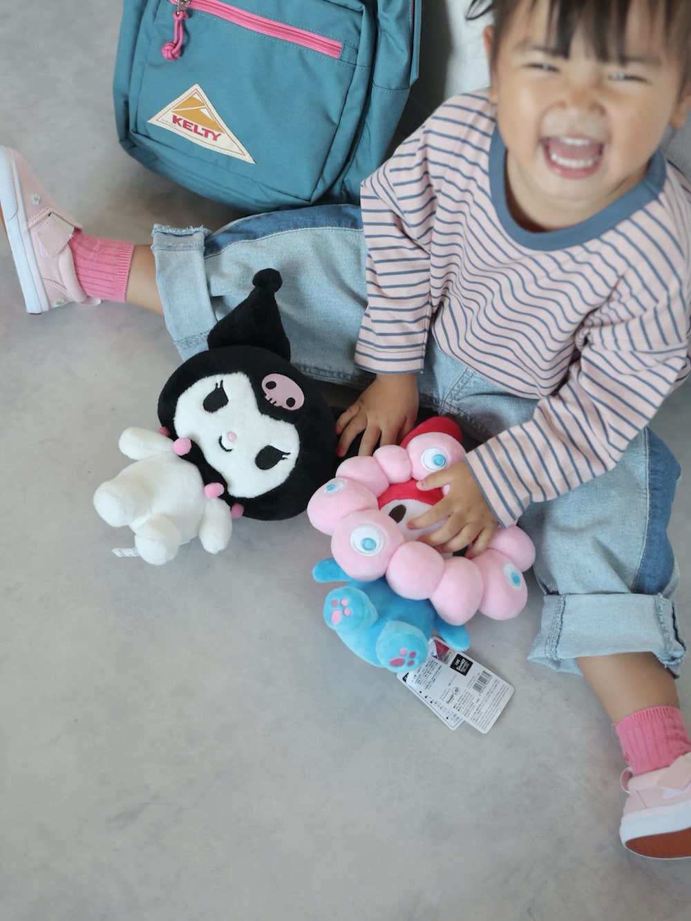 ピンク系のTシャツ/カットソー、ブルー系のデニムパンツ、ピンク系のスニーカーを着用したキッズの秋コーディネートの5枚目の写真