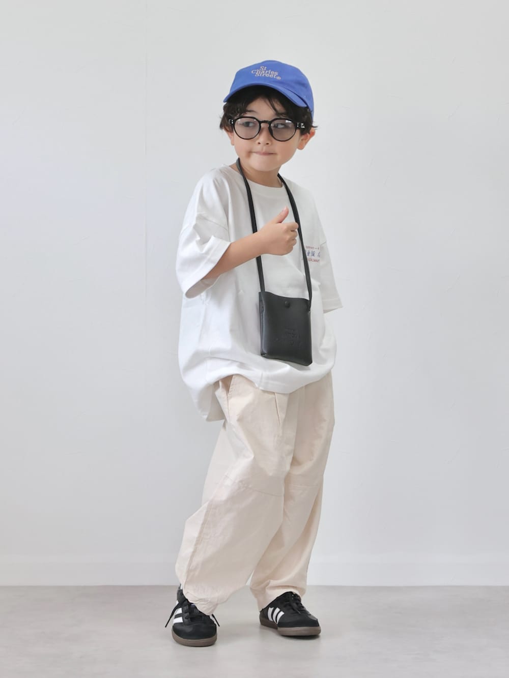 ホワイト系のTシャツ/カットソー、ホワイト系のその他パンツ、ブラック系のスニーカーを着用したキッズの夏コーディネートの5枚目の写真