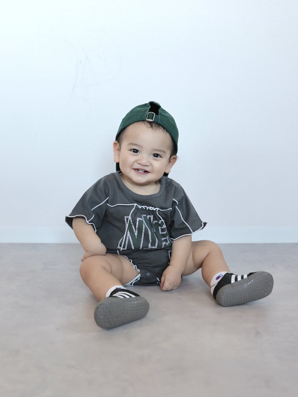 グレー系のワンピース、ブラック系のスニーカー、ブラック系のスニーカーを着用したキッズの春コーディネートの5枚目の写真