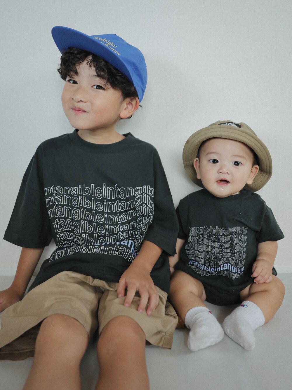 ブラック系のTシャツ/カットソー、グレー系のスニーカー、ベージュ系のパンツを着用したキッズの夏コーディネートの5枚目の写真