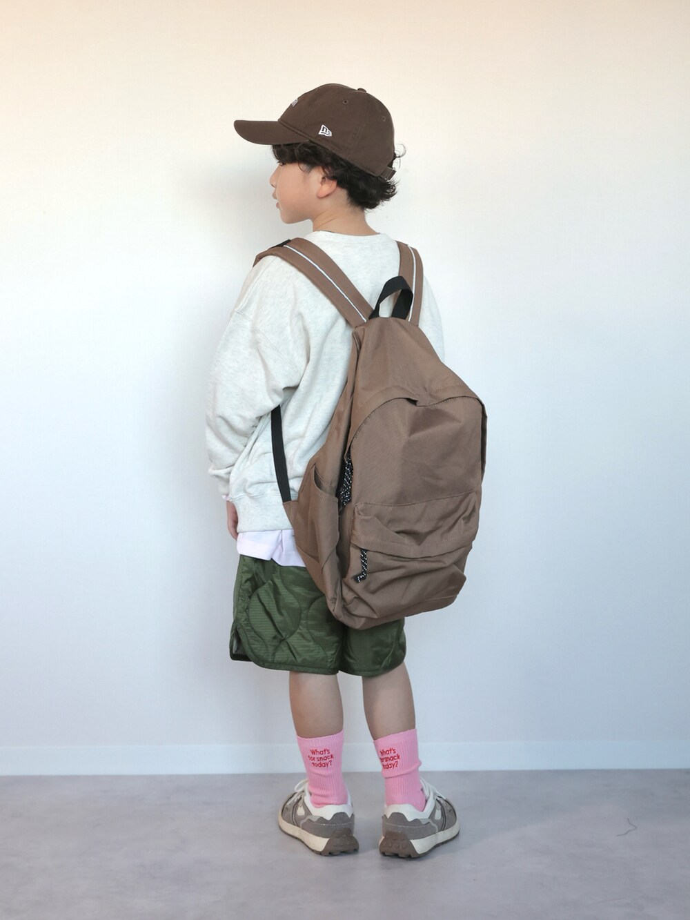 ブラウン系のスニーカー、ベージュ系のスウェット、ピンク系のTシャツ/カットソーを着用したキッズの秋コーディネートの4枚目の写真