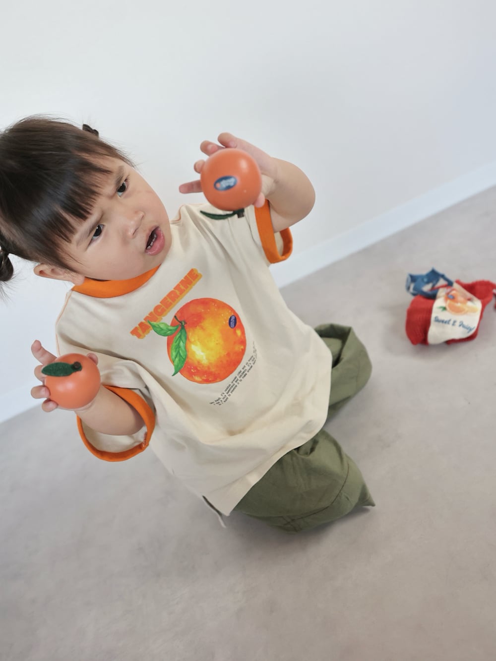 ベージュ系のTシャツ/カットソー、グリーン系のその他パンツ、ブラック系のスニーカーを着用したキッズの春コーディネートの5枚目の写真