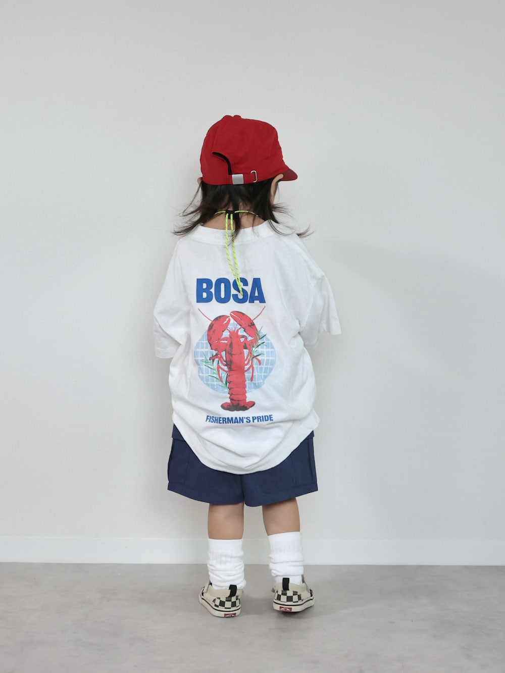 ホワイト系のTシャツ/カットソー、ブルー系のカーゴパンツ、ブラック系のスニーカーを着用したキッズの夏コーディネートの2枚目の写真