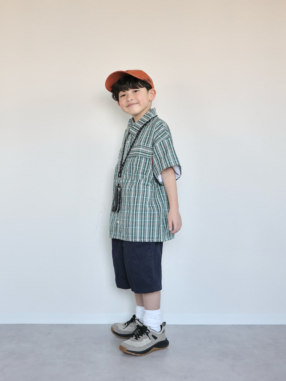 グリーン系のシャツ/ブラウス、ベージュ系のスニーカー、ブルー系のパンツを着用したキッズの春コーディネートの2枚目の写真