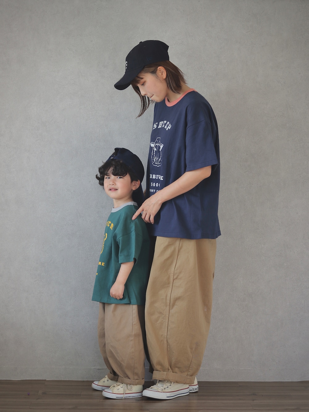ベージュ系のその他パンツ、ホワイト系のスニーカー、ベージュ系のチノパンツを着用したキッズの春コーディネートの3枚目の写真