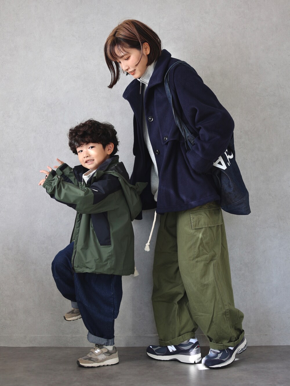 ブルー系のその他アウター、ベージュ系のスウェット、グリーン系のカーゴパンツを着用したキッズの秋コーディネートの2枚目の写真