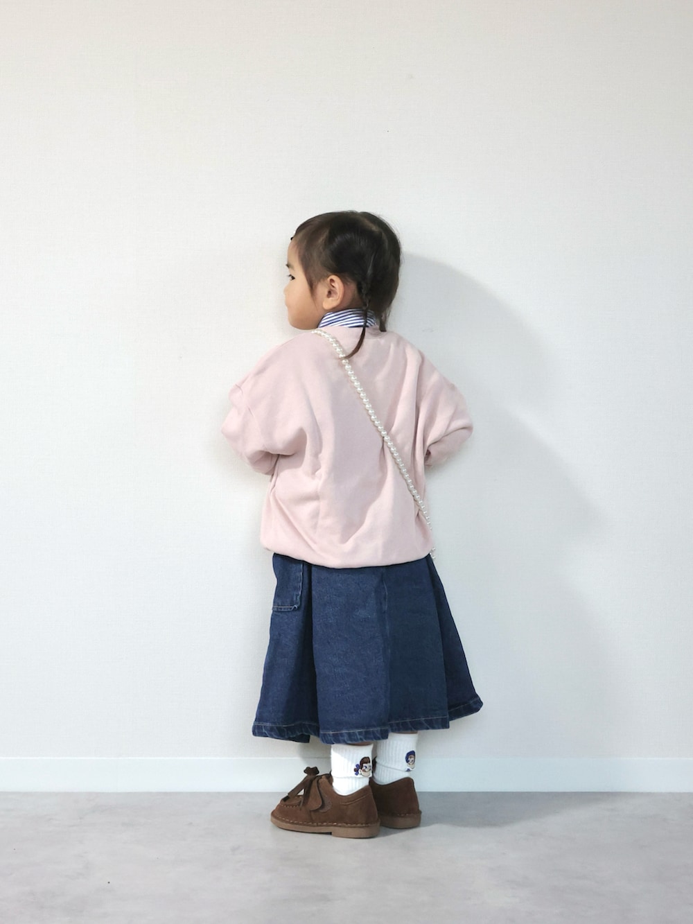 その他のスウェット、ブルー系のスカート、ブラウン系のモカシン/デッキシューズを着用したキッズの秋コーディネートの4枚目の写真