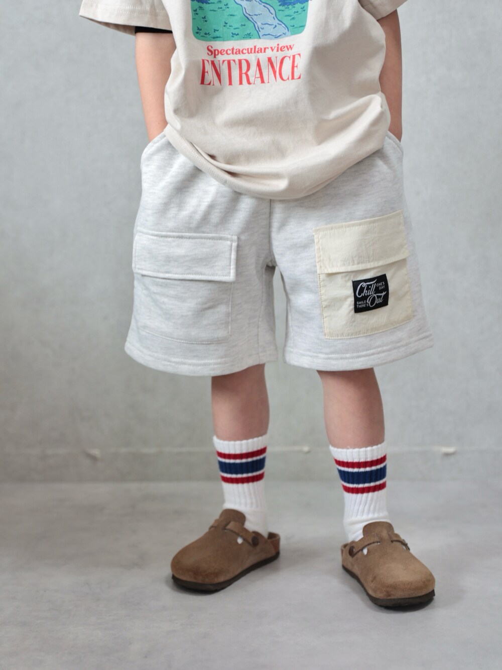 ベージュ系のTシャツ/カットソー、ベージュ系のその他パンツ、ベージュ系のシューズを着用したキッズの春コーディネートの5枚目の写真