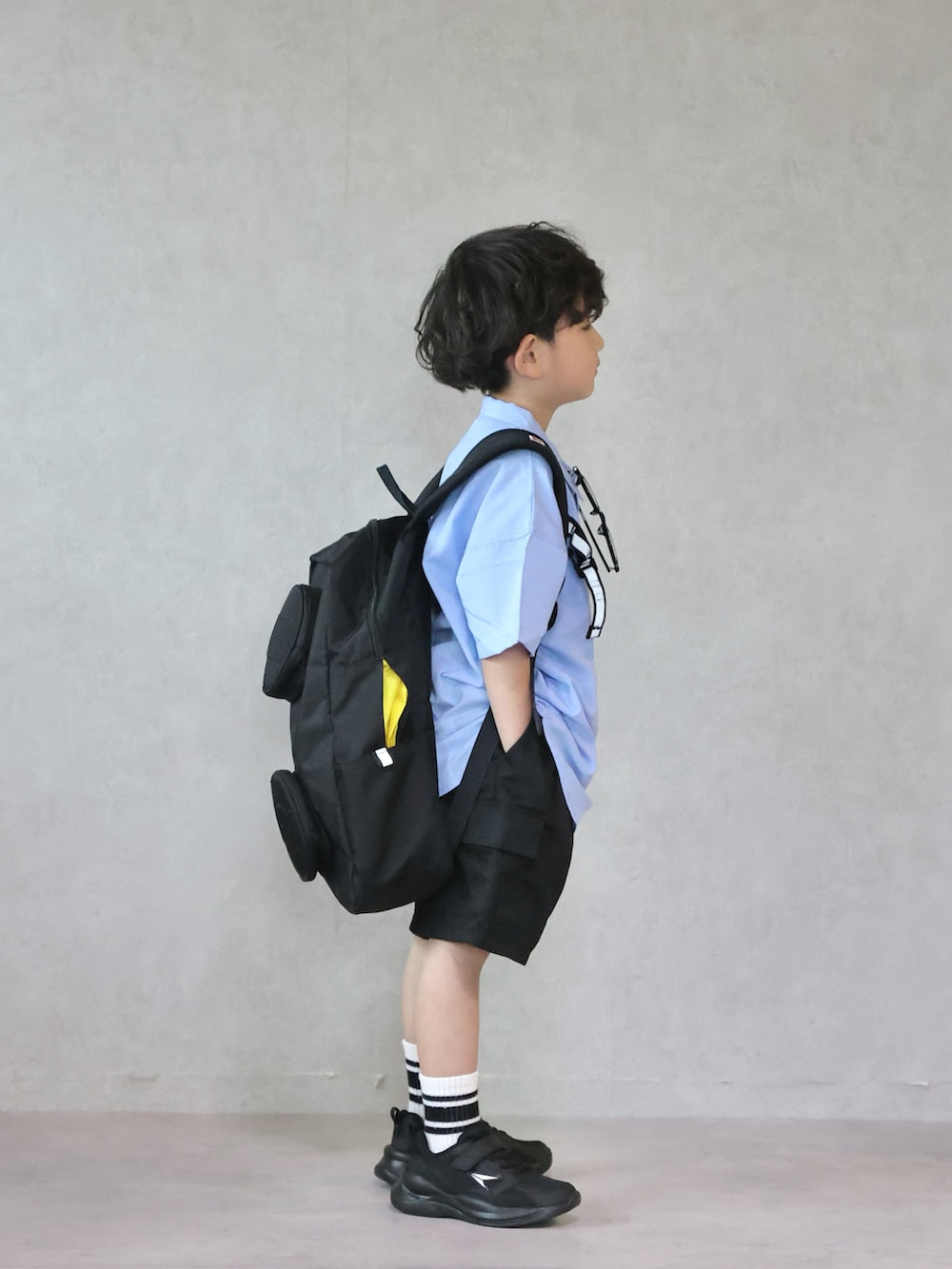 ブルー系のシャツ/ブラウス、ブラック系のその他パンツ、ブラック系のスニーカーを着用したキッズの夏コーディネートの3枚目の写真