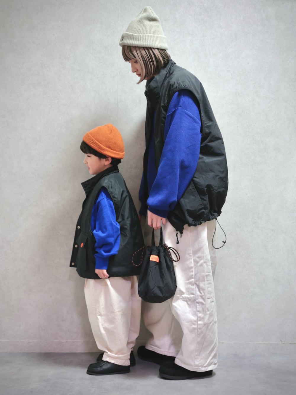 ブルー系のニット/セーター、ブルー系のニット/セーター、ブラック系のベストを着用したキッズの冬コーディネートの2枚目の写真