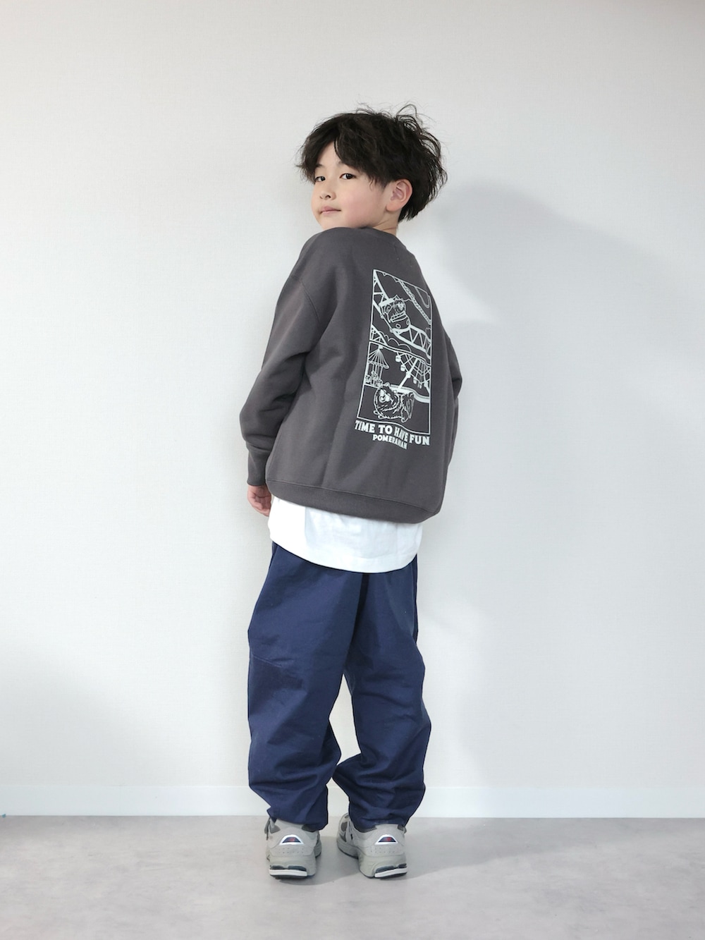 グレー系のスウェット、グレー系のTシャツ/カットソー、グレー系のTシャツ/カットソーを着用したキッズの冬コーディネートの2枚目の写真