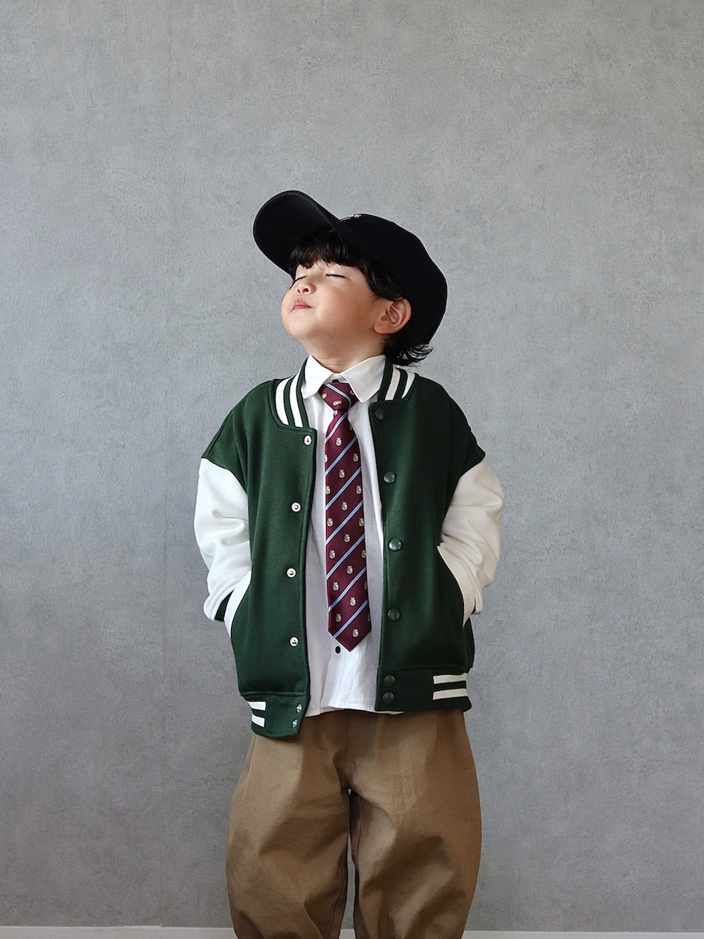 グリーン系のジャケット/アウター、ホワイト系のシャツ/ブラウス、レッド系のネクタイを着用したキッズの秋コーディネートの3枚目の写真