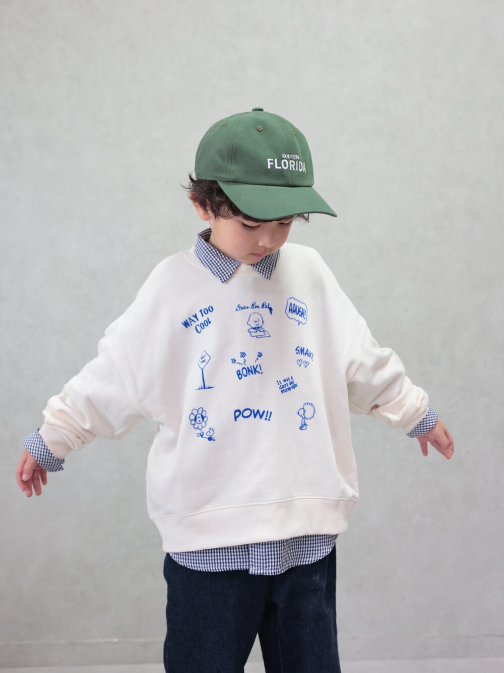 ホワイト系のスウェット、ブルー系のシャツ/ブラウス、ブルー系のデニムパンツを着用したキッズの冬コーディネートの5枚目の写真