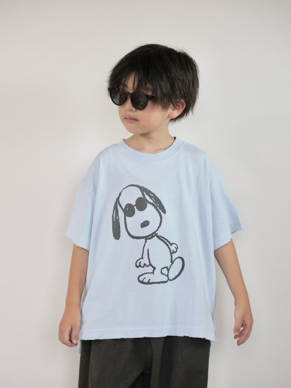 グレー系のその他パンツ、ブルー系のTシャツ/カットソー、ブラック系のスリッポンを着用したキッズの夏コーディネートの4枚目の写真