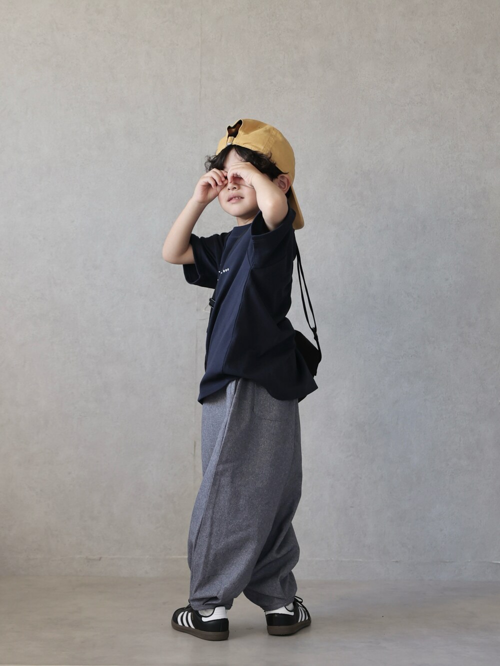 ブルー系のTシャツ/カットソー、グレー系のその他パンツ、ブラック系のスニーカーを着用したキッズの夏コーディネートの3枚目の写真