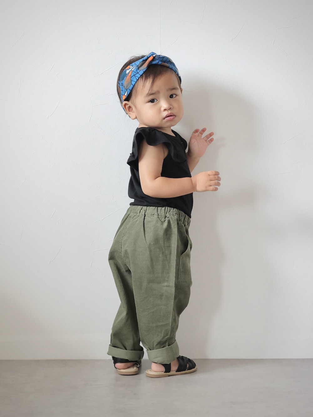 「休日スタイル、きれいめカジュアル、夏コーデ、プチプラ、UNIQLO、ユニクロ、タックイン、シンプルコーデ、1歳、サンダル、ヘアバンド、タンクトップ、カジュアルコーデ」｜「CIAOPANIC TYPYの【KIDS】バティック柄ヘアバンド（ヘアバンド、ブルー系）」を使った、ORITSUさん（キッズ・110cm）の夏コーディネートの2枚目の写真