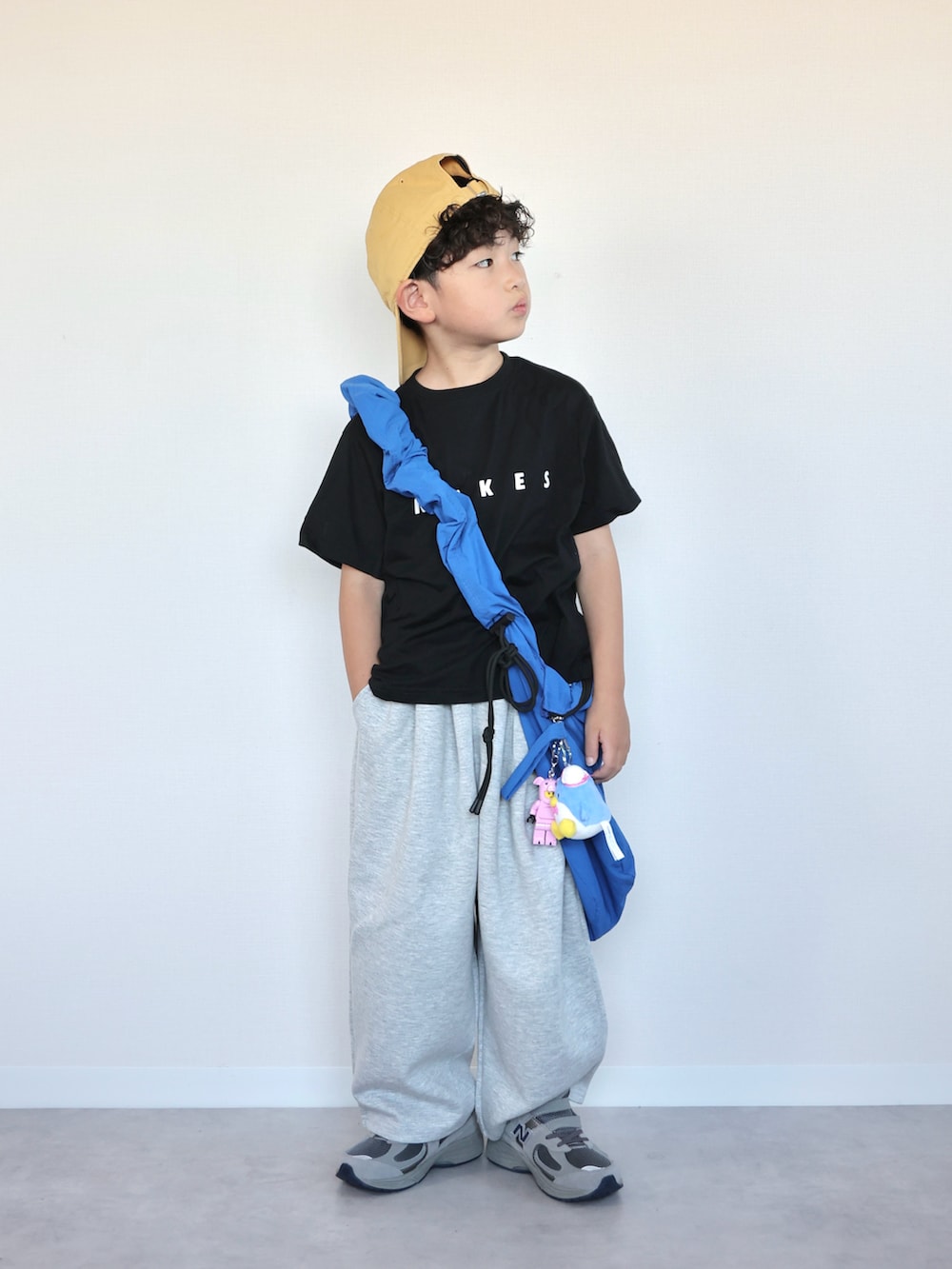 グレー系のスニーカー、ブラック系のTシャツ/カットソー、グレー系のスウェットパンツを着用したキッズの夏コーディネートの5枚目の写真