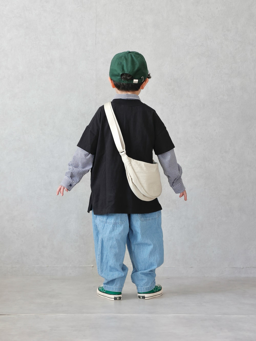 ブルー系のシャツ/ブラウス、ブルー系のその他パンツ、グリーン系のスニーカーを着用したキッズの春コーディネートの4枚目の写真