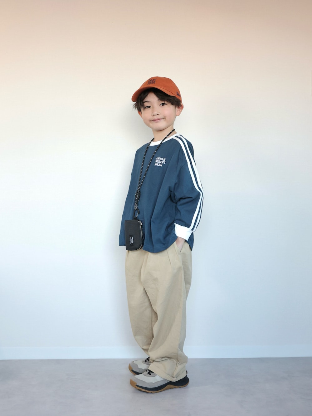 ブルー系のTシャツ/カットソー、ベージュ系のその他パンツ、ベージュ系のスニーカーを着用したキッズの冬コーディネートの5枚目の写真