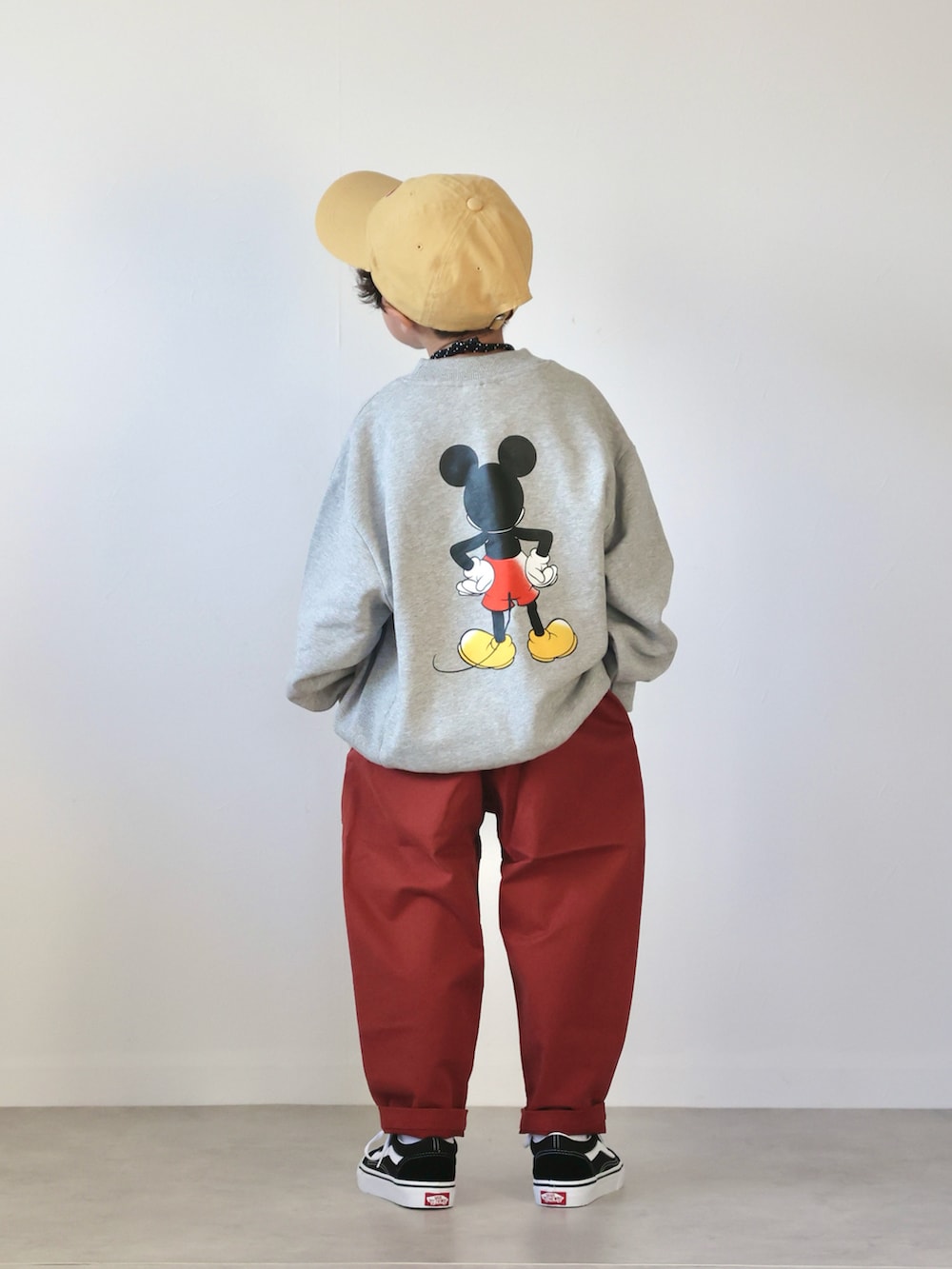 グレー系のスウェット、レッド系のその他パンツ、ブラック系のスニーカーを着用したキッズの秋コーディネートの3枚目の写真