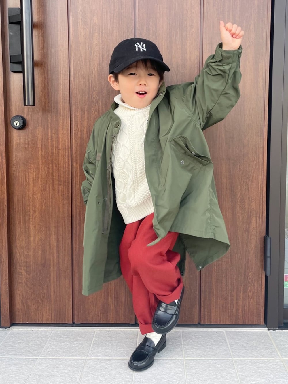グリーン系のジャケット/アウター、ホワイト系のニット/セーター、ホワイト系のニット/セーターを着用したキッズの冬コーディネートの3枚目の写真