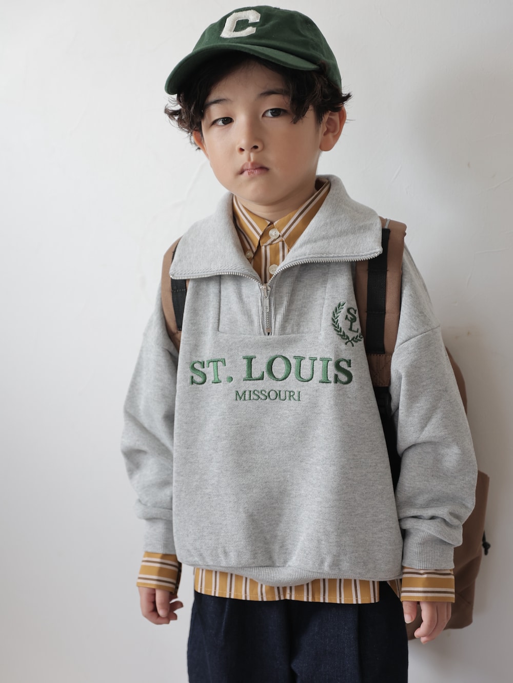 グレー系のスウェット、イエロー系のシャツ/ブラウス、ブルー系のデニムパンツを着用したキッズの秋コーディネートの5枚目の写真