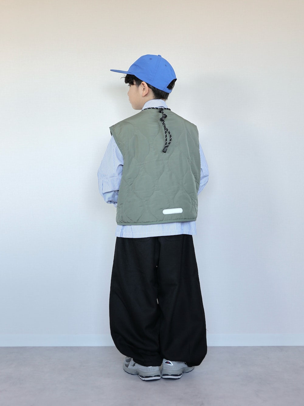 ブルー系のシャツ/ブラウス、グリーン系のベスト、ブラック系のその他パンツを着用したキッズの冬コーディネートの3枚目の写真