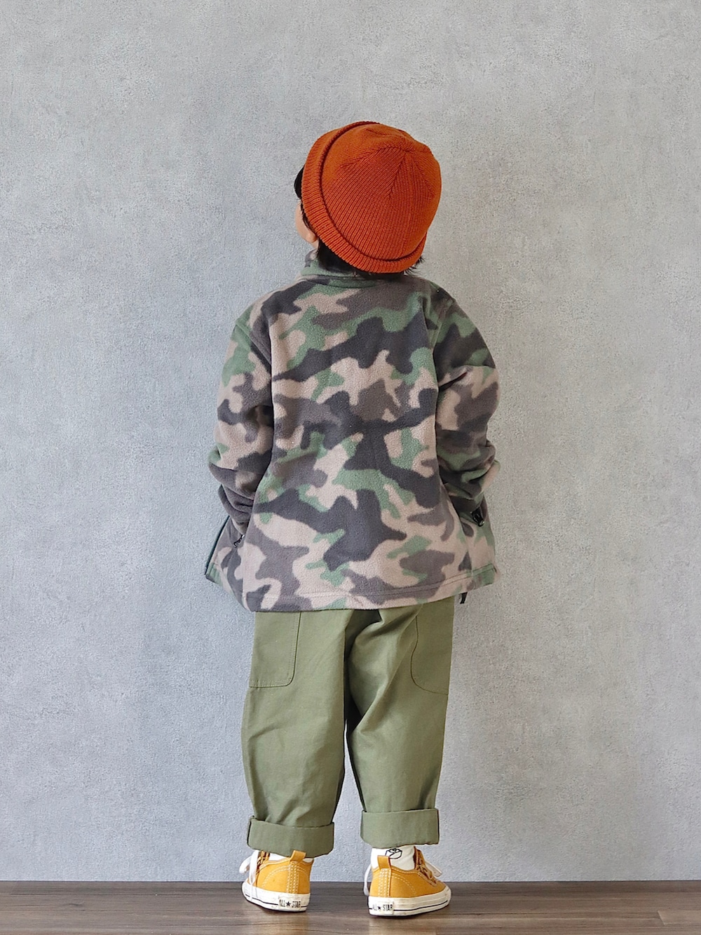 グリーン系のその他アウター、グリーン系のサロペット/オーバーオール、ホワイト系のTシャツ/カットソーを着用したキッズの秋コーディネートの4枚目の写真