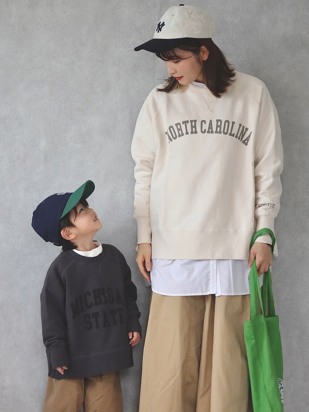 グレー系のスウェット、ホワイト系のシャツ/ブラウス、ベージュ系のその他パンツを着用したキッズの春コーディネートの2枚目の写真